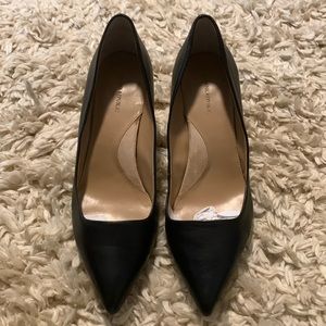 Banana Republic “Blake” Leather Pumps. Sz 10. Excellent condition. BLK800 $128